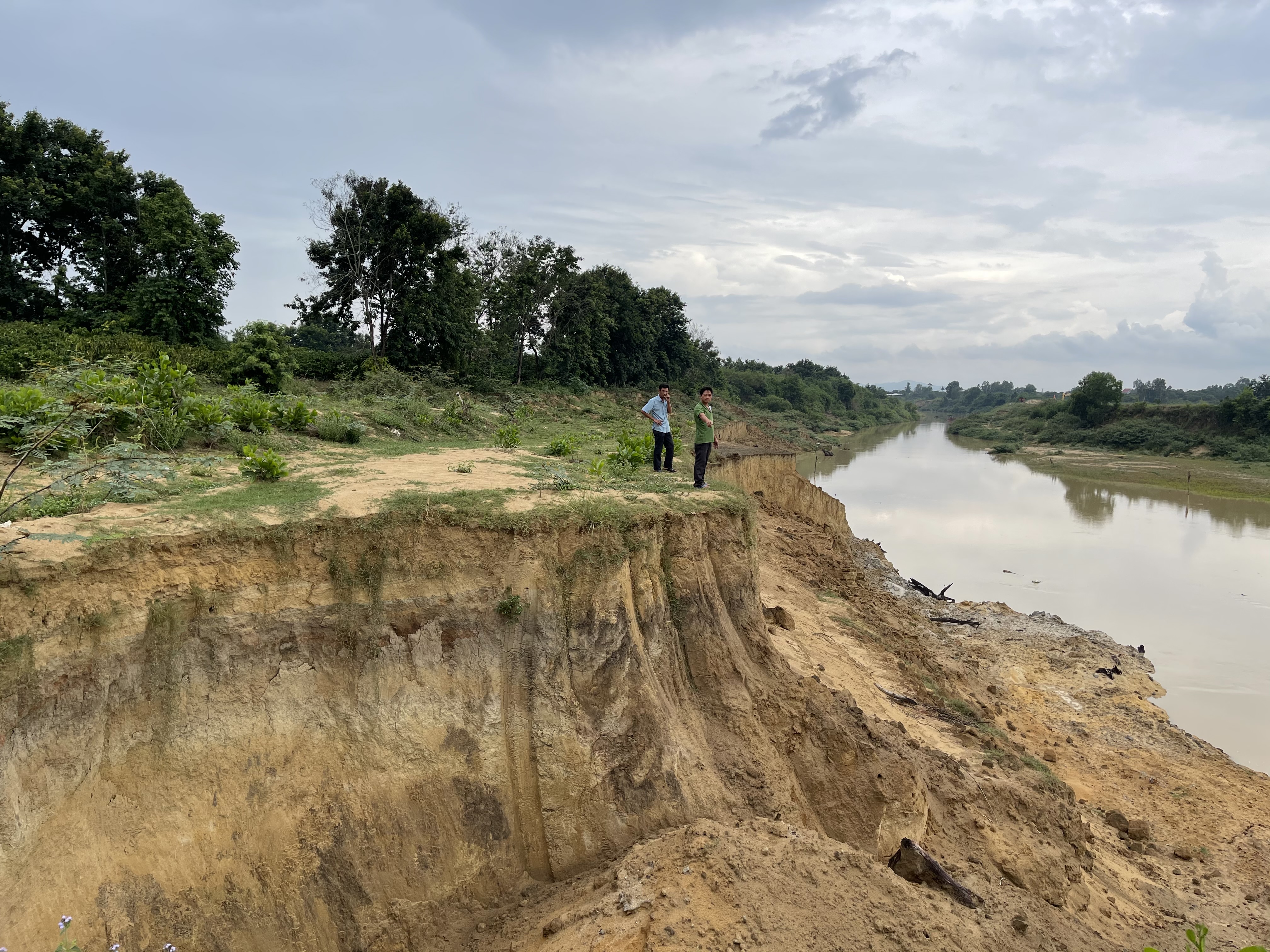 Khai thác cát gây sạt lở đất 
